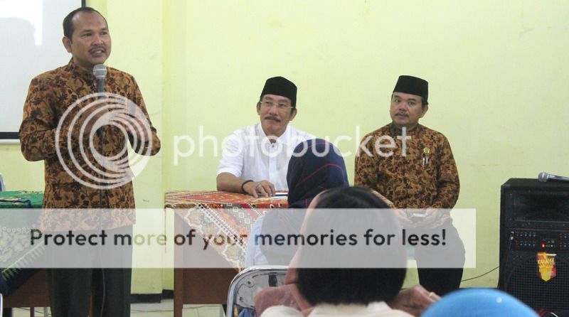 Kepala Sekolah dan Ketua Yayasan Memberika Pengarahan kepada Orangtua atau Walimurid Peserta Didik Baru photo Kepala Sekolah dan Ketua Yayasan Memberika Pengarahan kepada Orangtua atau Walimurid Peserta Didik Baru.jpg